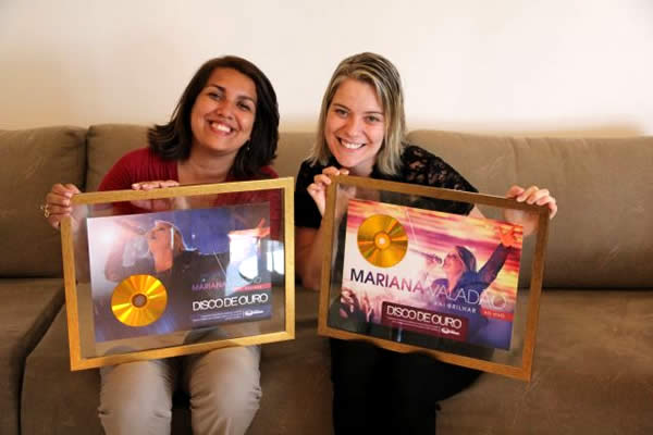 Ana Paula Porto e Mariana Valad�o com os Discos de Ouro