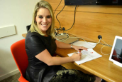 Mariana Valad�o assinando contrato com a Sony Music (Foto: Sony Music)